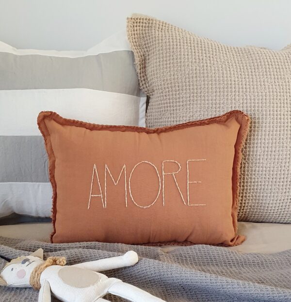 Almohadón bordado "Amore"